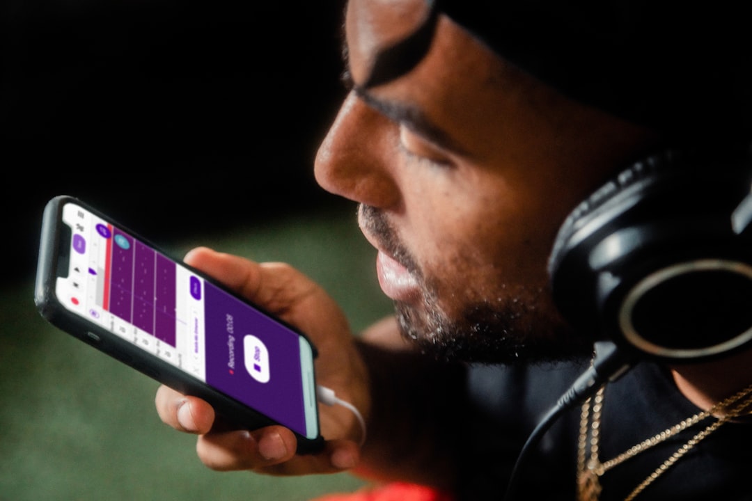 Person med horlurar spelar in ljud i en inspelningsapp pa mobilen