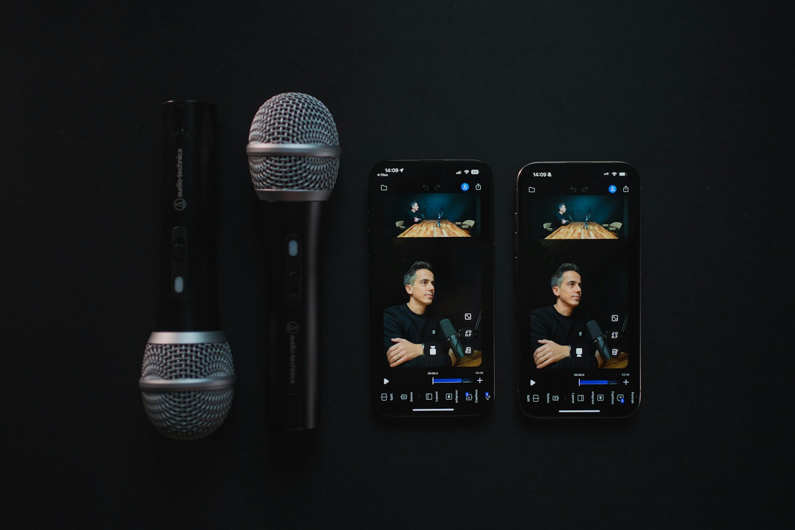 Två smartphones och två mikrofoner uppställda för podcastinspelning