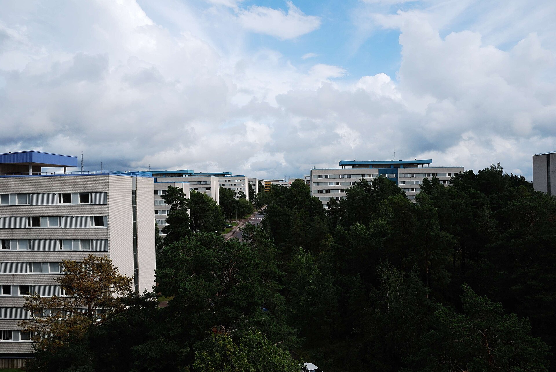 Studentbostäder i höghusen i Flogsta i Uppsala, omgivna av skog