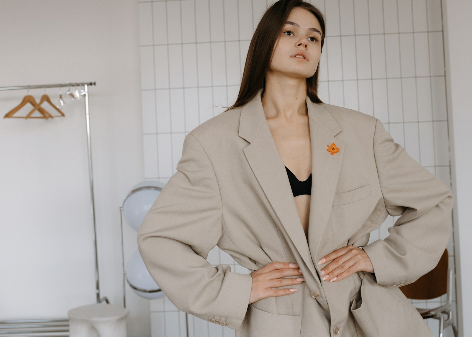 Kvinna i en beige oversize-blazer med breda axlar och lång kropp