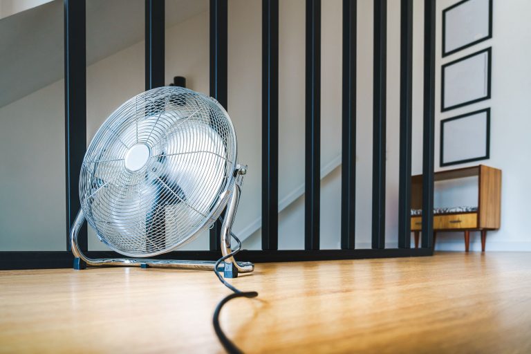 Modern kylfläkt i ett ljust vardagsrum