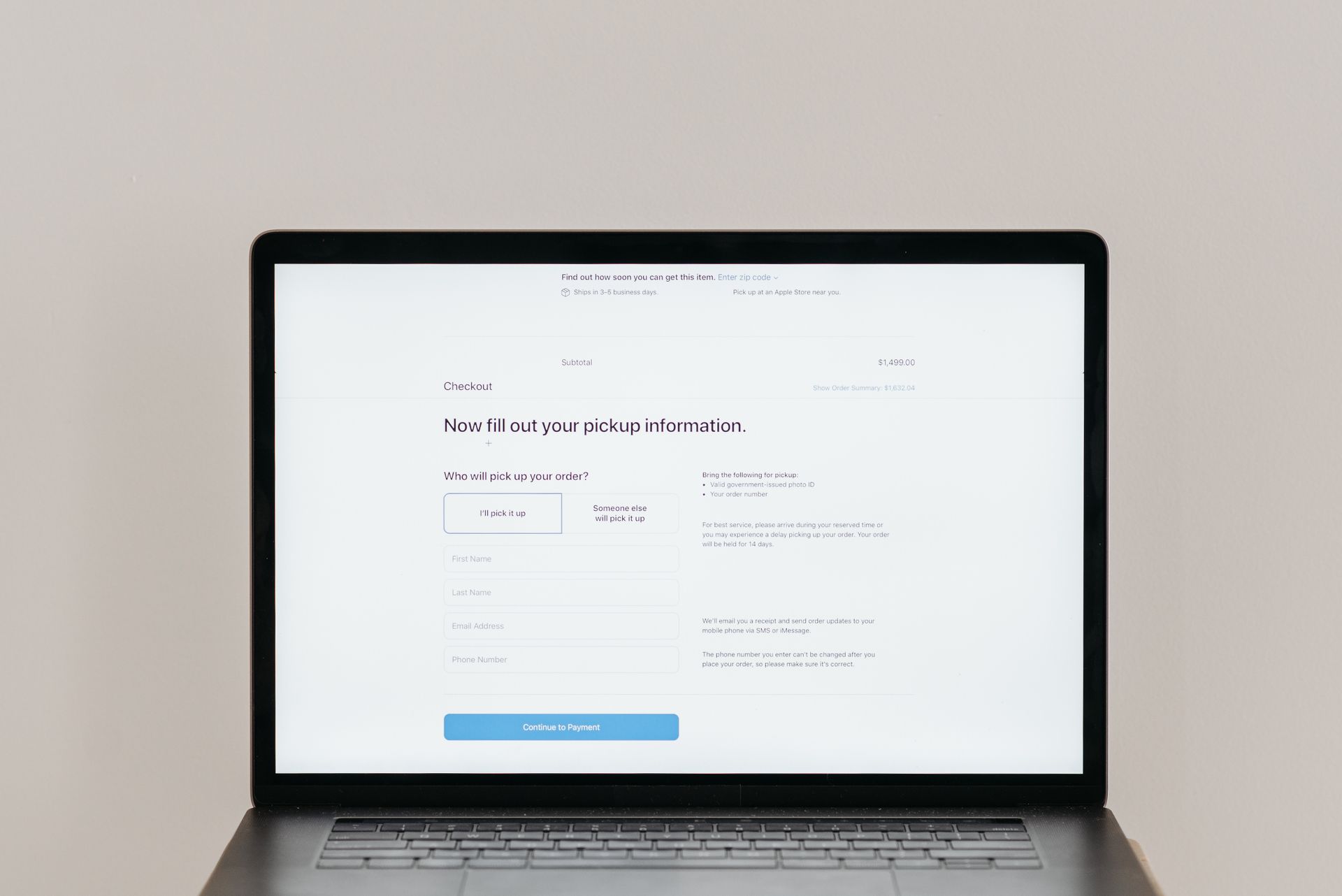Bärbar dator som visar ett kassaformulär med fält för namn, e-post och telefon