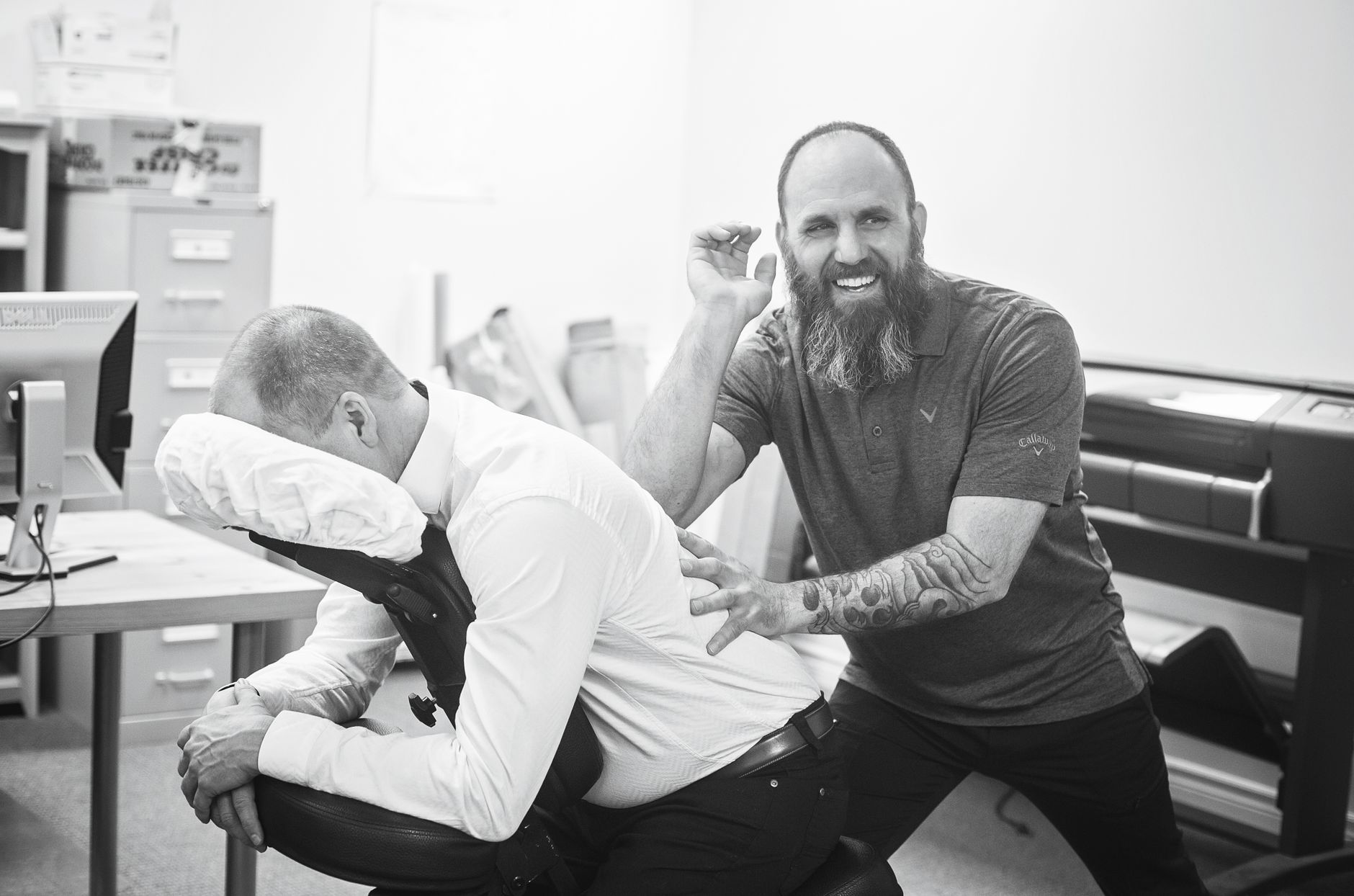 Kontorsanställd får massage i en massagestol på arbetsplatsen