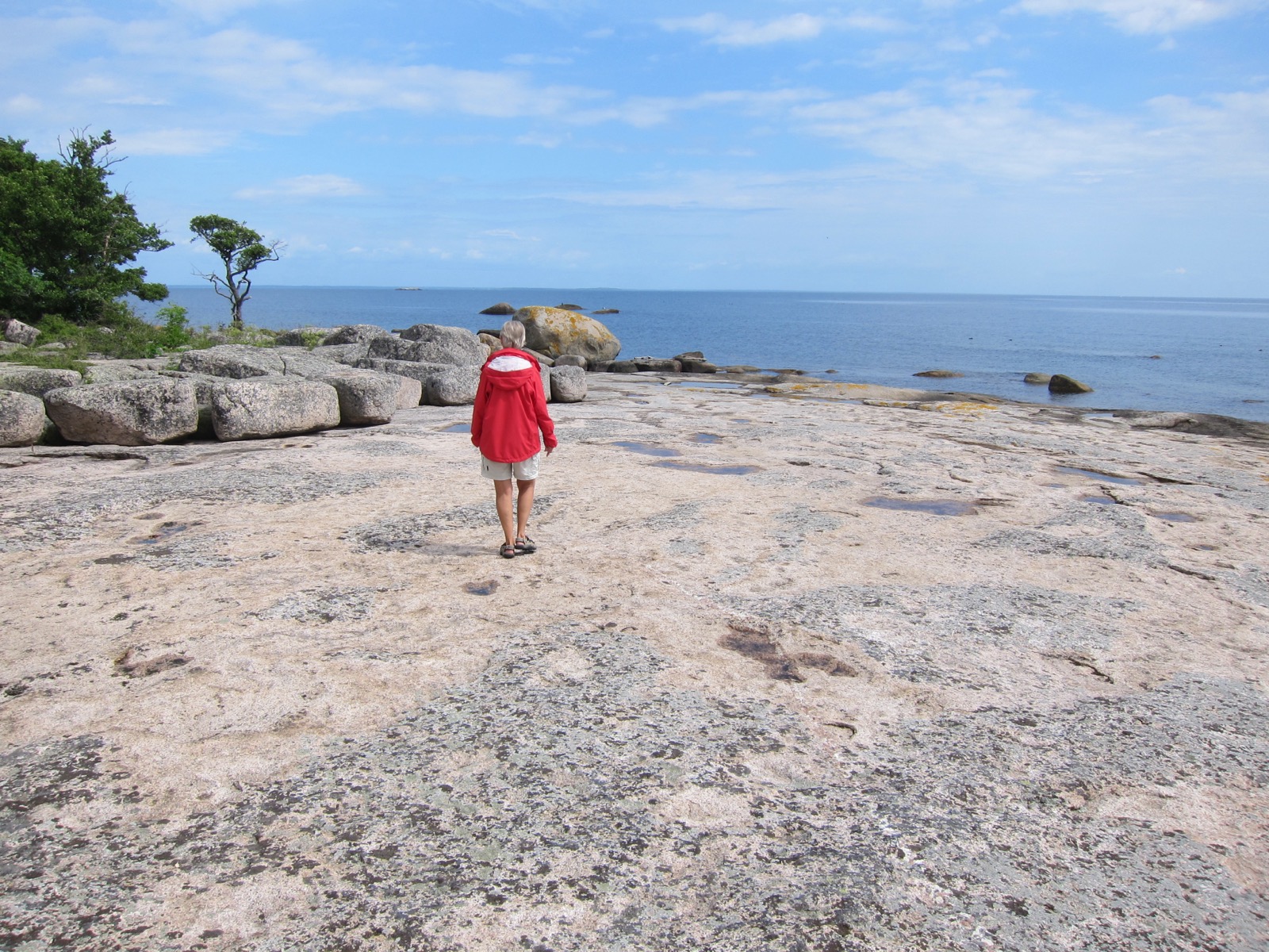Karg klipphäll vid havet på Hanö nära Engelska kyrkogården