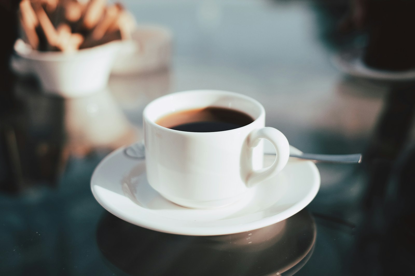 Kopp svart kaffe på ett fat