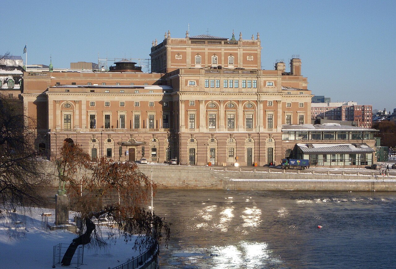 Kungliga Operans fasad vid vattnet i Stockholm