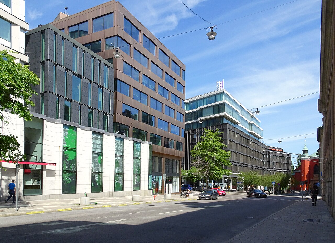Jakobsgatan i Stockholm med kontorshus och Sankt Jacobs kyrkas torn i fjärran