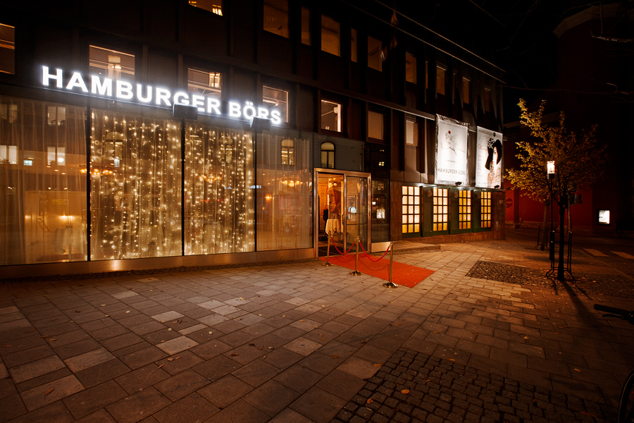Upplyst entré till Hamburger Börs på Jakobsgatan i Stockholm en kväll, med neonskylt och röd matta