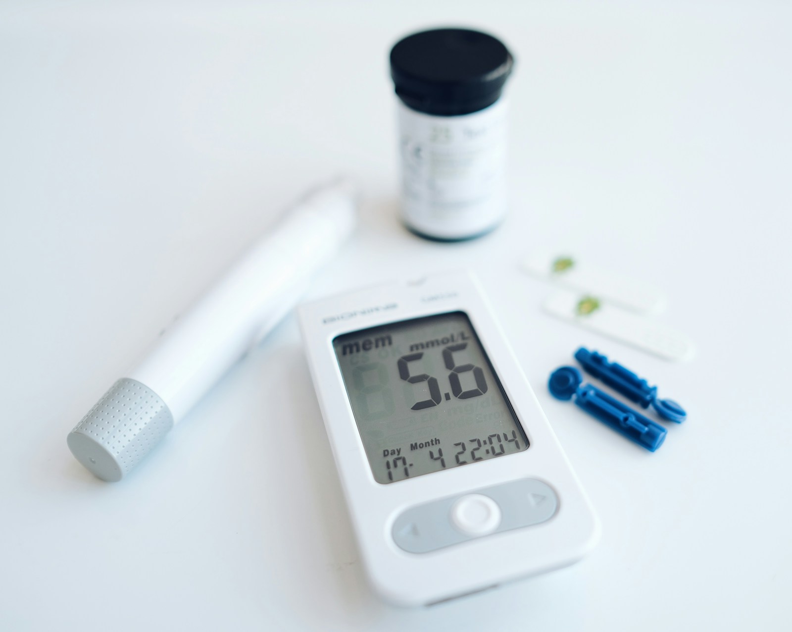 Blodsockermätare som visar 5,6 mmol per liter, ett normalt värde