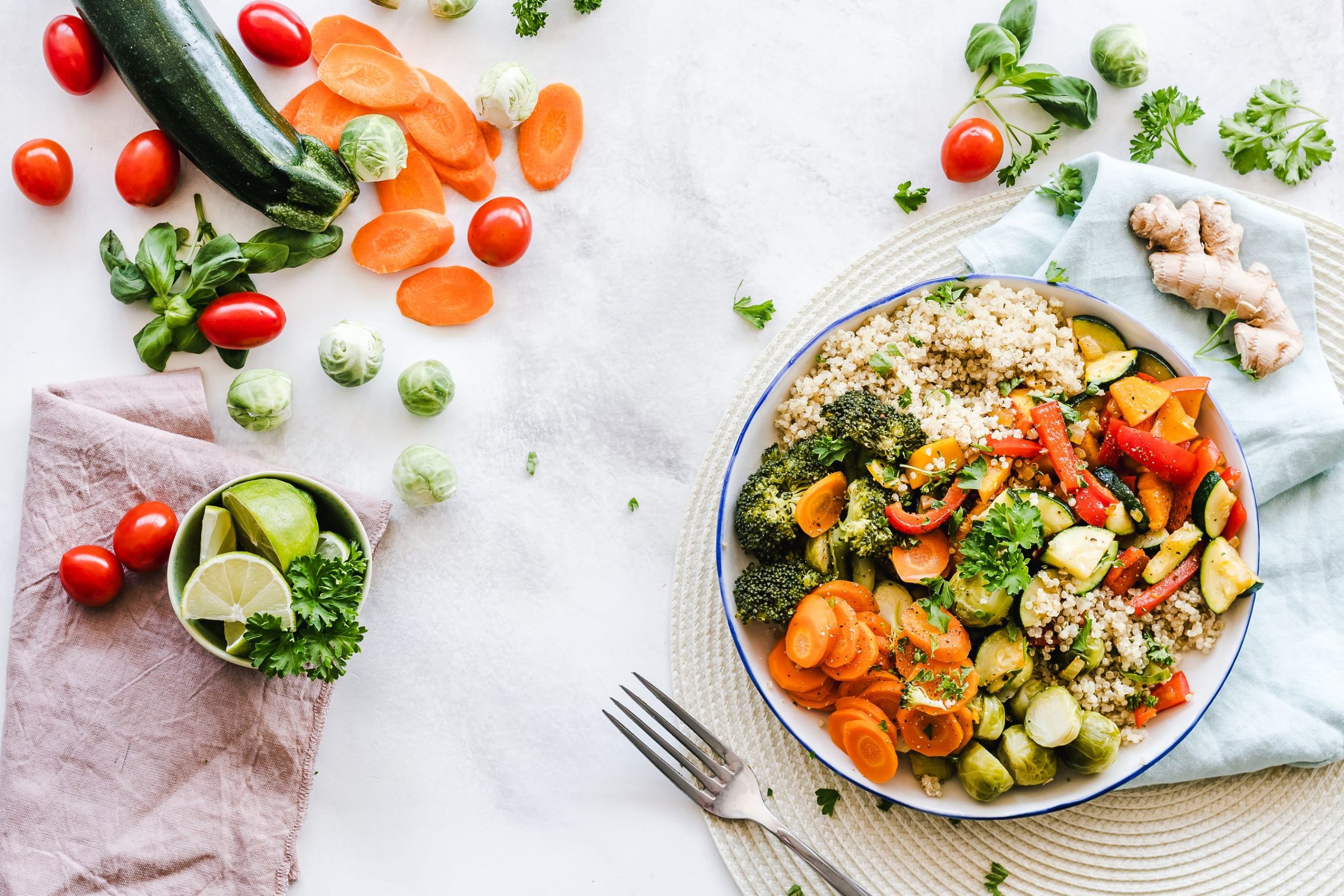 Tallrik med quinoa, broccoli, morötter och tomater, balanserad måltid för stabilt blodsocker