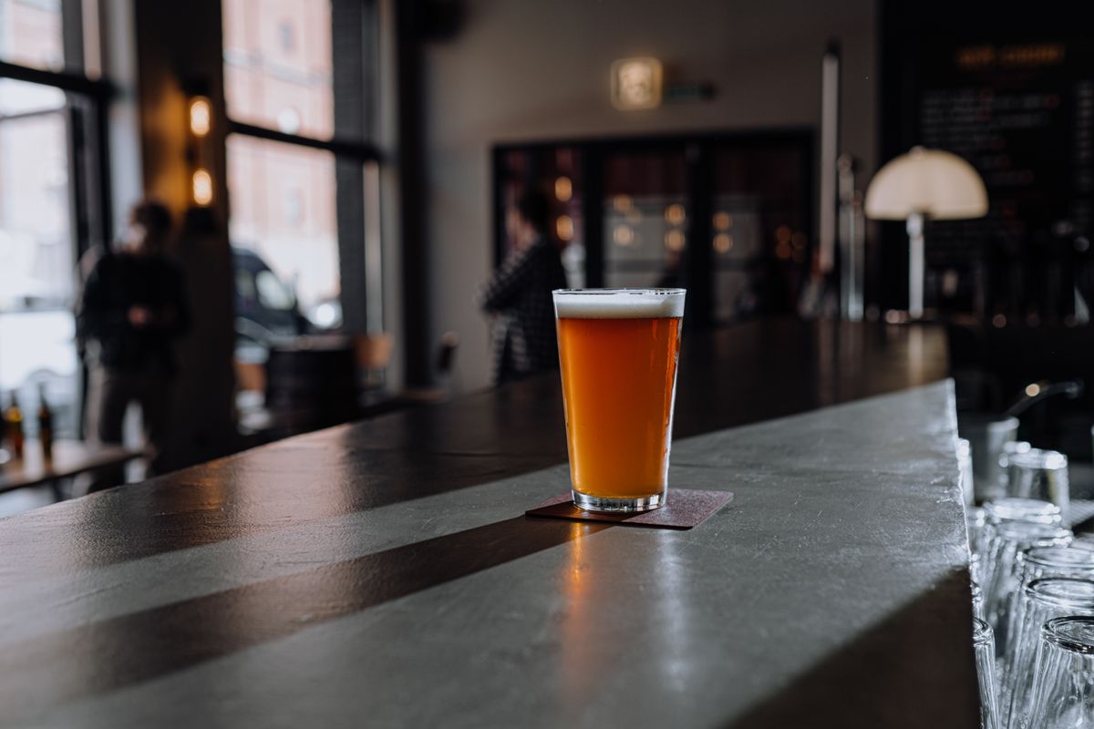 Glas öl på bardisk i dämpad belysning