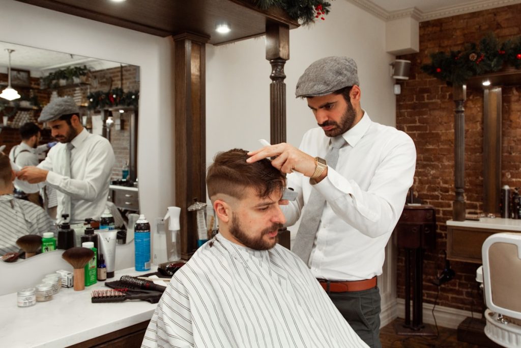 Barberare klipper en kunds hår i en klassisk barbershop