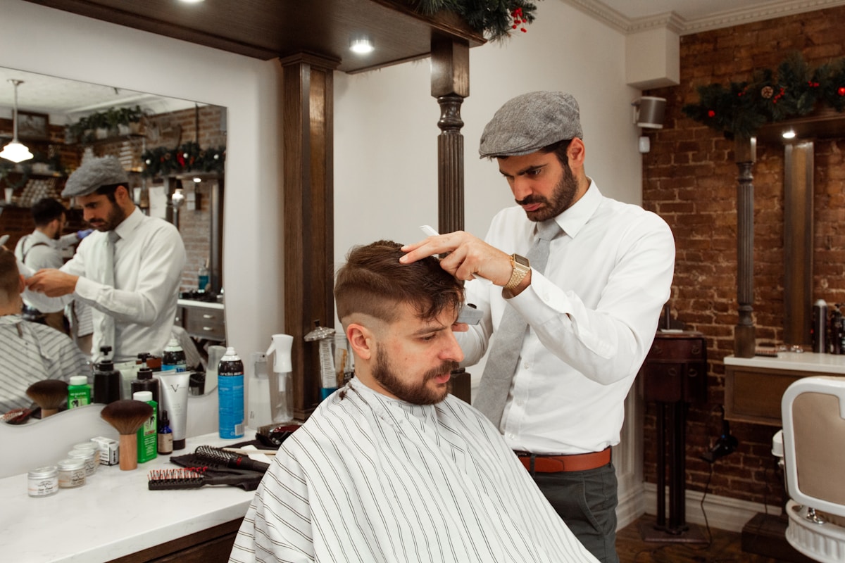 Barberare klipper en kunds hår i en klassisk barbershop