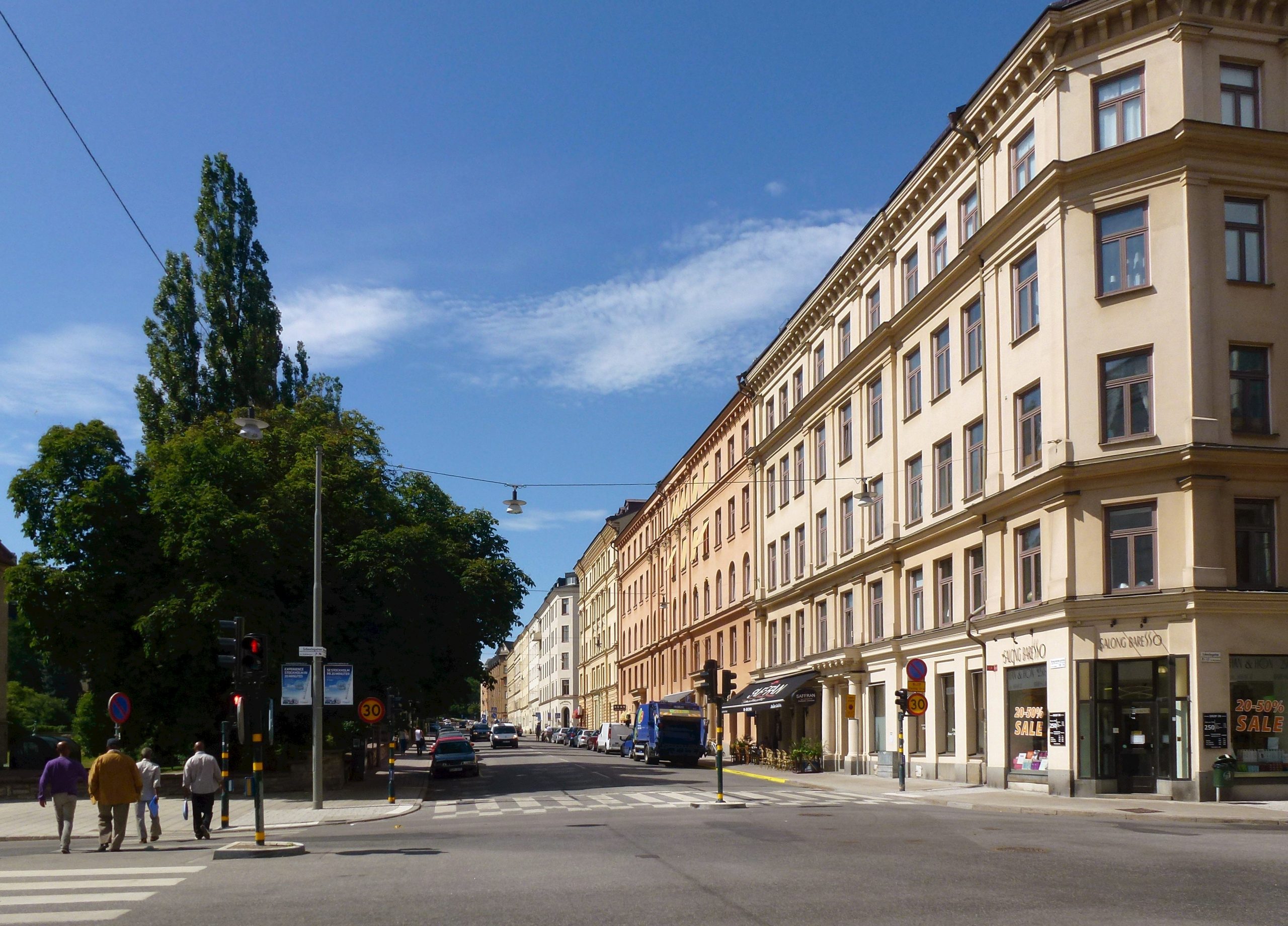 Solig gågata på Kungsholmen med butiker