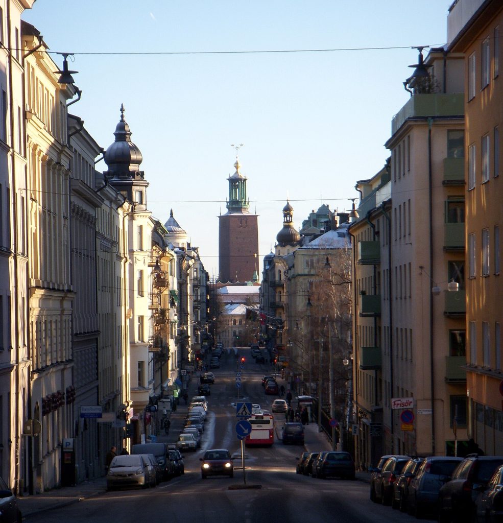 Parkerade bilar längs Hantverkargatan på Kungsholmen, med Stadshusets torn i fonden