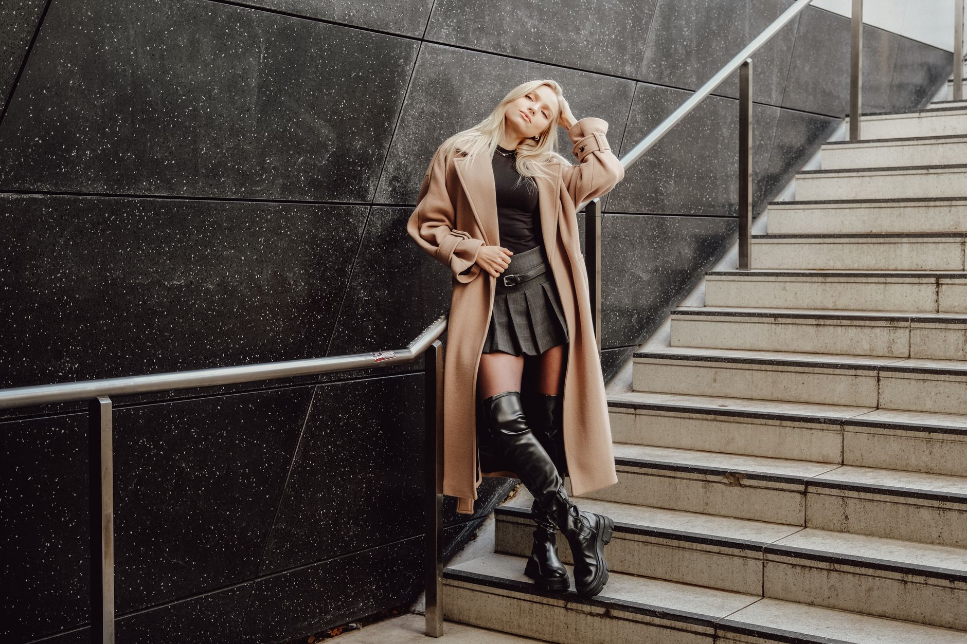 Stilren outfit med trenchcoat och knähöga stövlar