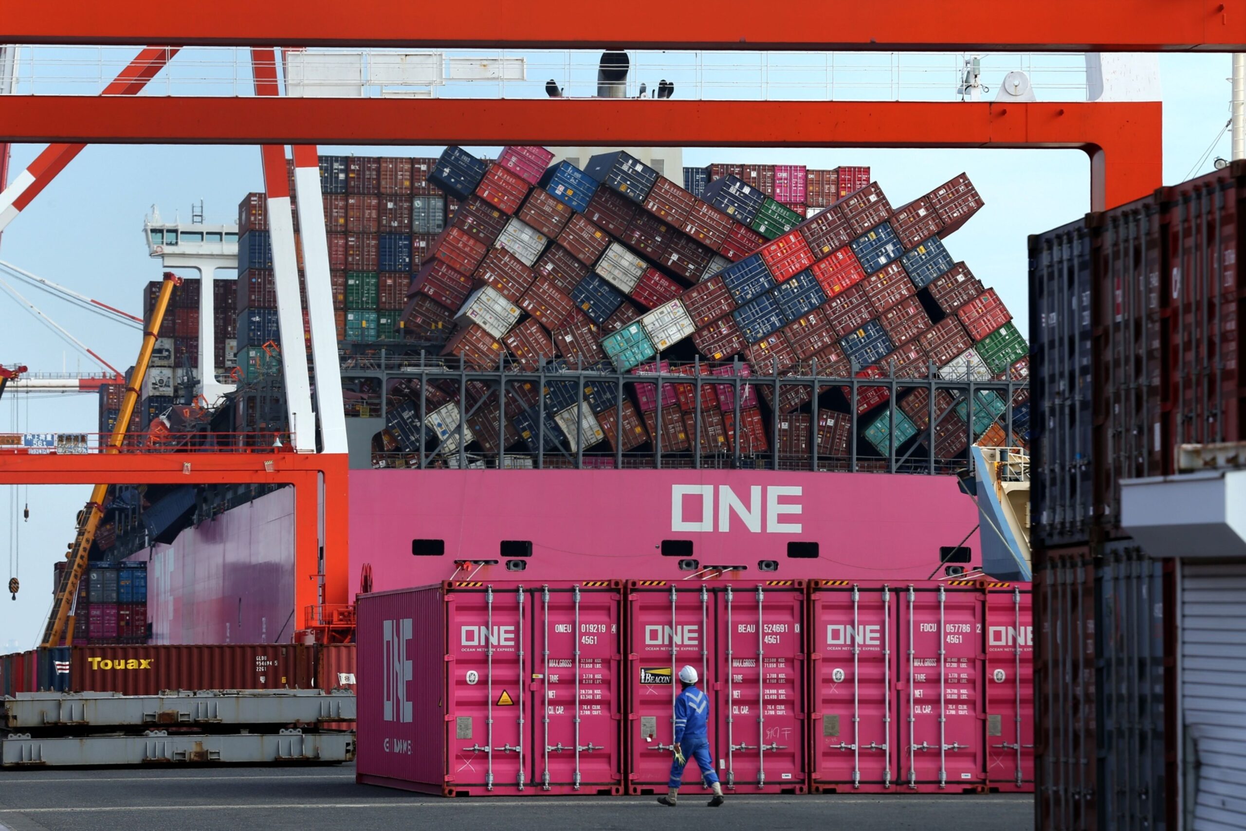 shipping-containers-plunge-overboard-as-supply-race-raises-risks