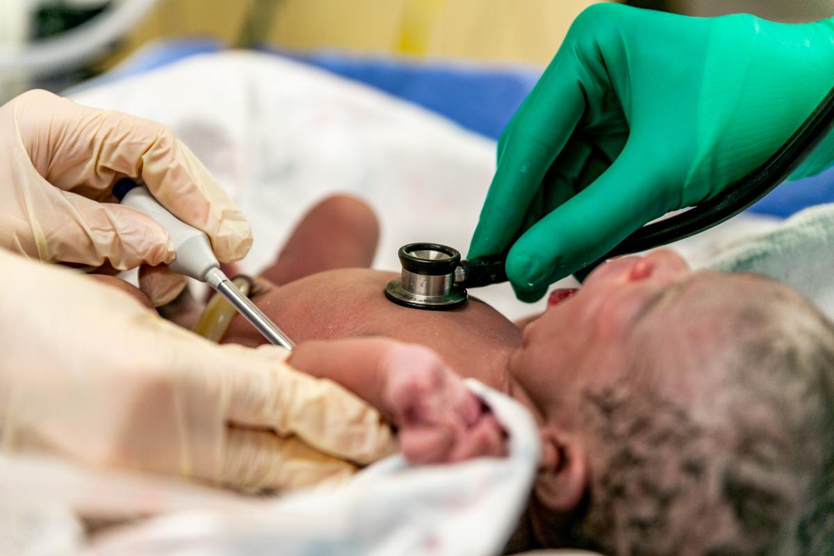 immediate-skin-to-skin-contact-with-unstable-newborns-improves-survival-chances