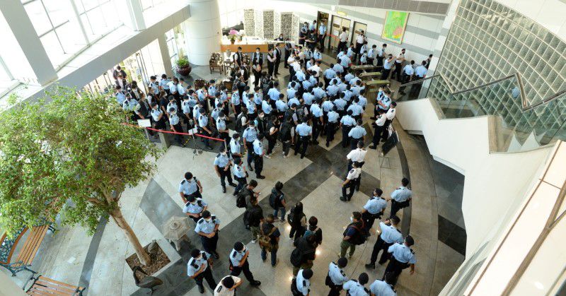 hk’s-apple-daily-raided-by-500-officers-over-national-security-law