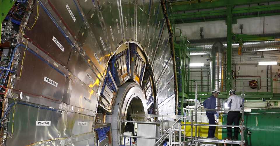 what-happens-if-you-stick-your-head-in-a-particle-accelerator?-(2017)