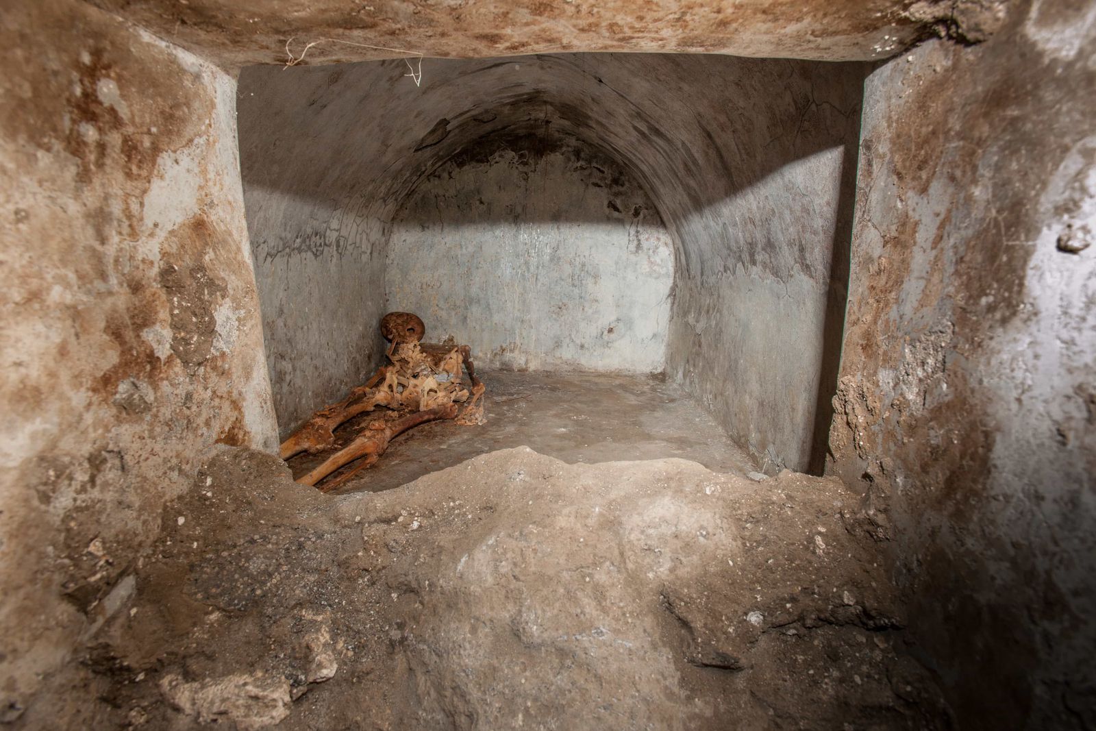 roman-priest’s-exceptionally-well-preserved-remains-found-in-pompeii