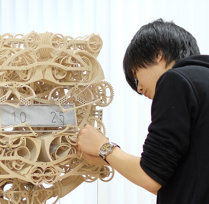 art-student’s-407-piece-hand-carved-wooden-clock-literally-writes-the-time,-2016