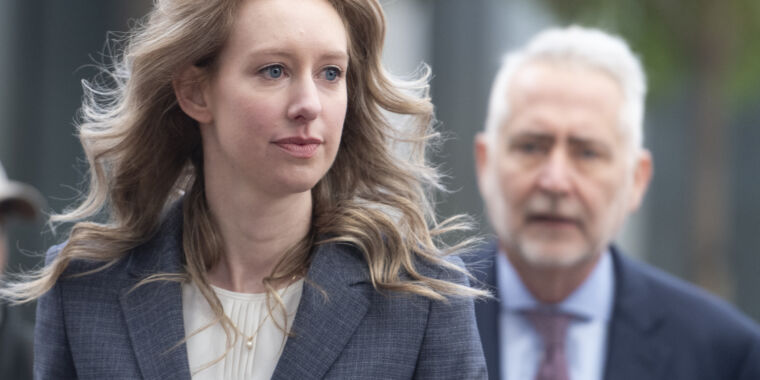 elizabeth-holmes-urged-employees-to-hide-theranos’-lab-equipment-from-inspectors