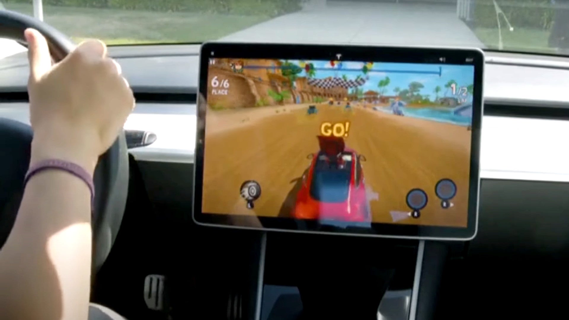 tesla-update-allows-video-games-while-driving,-and-the-feds-aren’t-happy
