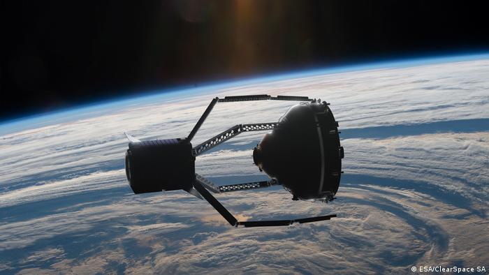 ‘space-cleaner’-satellite-spotted-grabbing-and-throwing-away-old-satellite