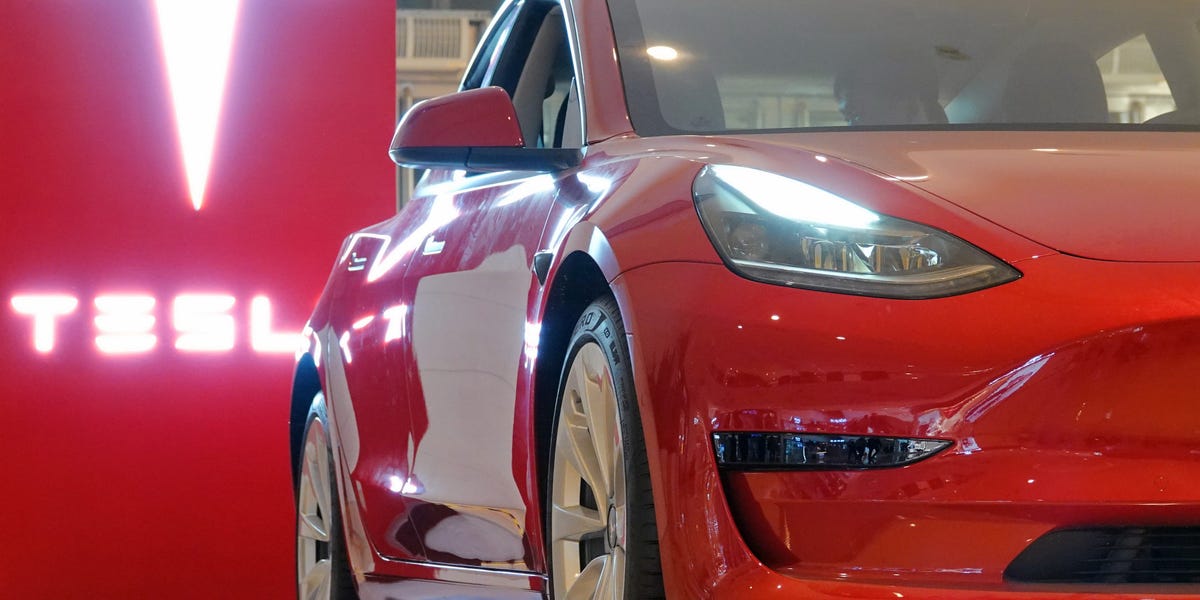 tesla-driver-dies-after-his-model-3-stops-on-highway,-gets-hit-by-two-other