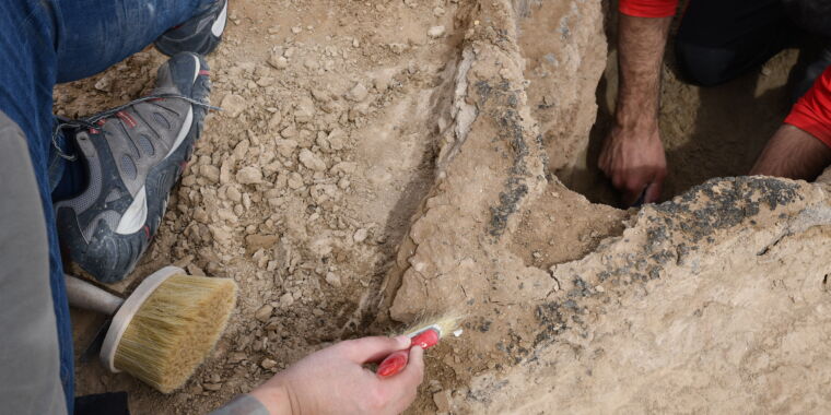 archaeologists-unearth-ancient-sumerian-riverboat-in-iraq