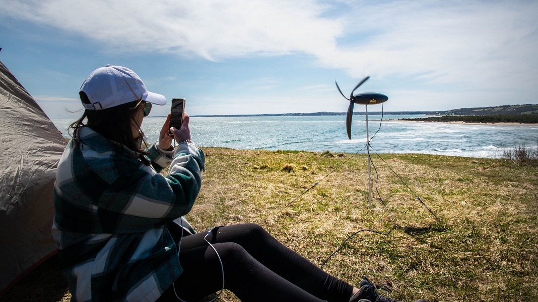 a-portable-wind-turbine-the-size-of-a-water-bottle