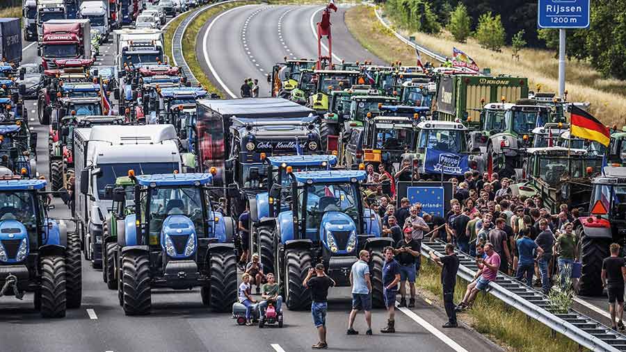 dutch-farmers-organise-mass-protests-in-face-of-farm-closures