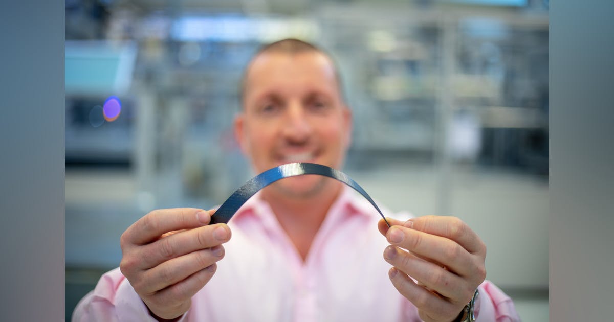 power-on:-a-flexible-dye-sensitized-solar-cell-takes-charge