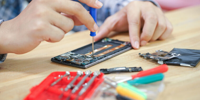 samsung’s-“repair-mode”-lets-technicians-look-at-your-phone,-not-your-data