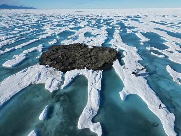 in-1931,-scientists-hunted-ghost-islands-in-the-arctic-with-a-zeppelin