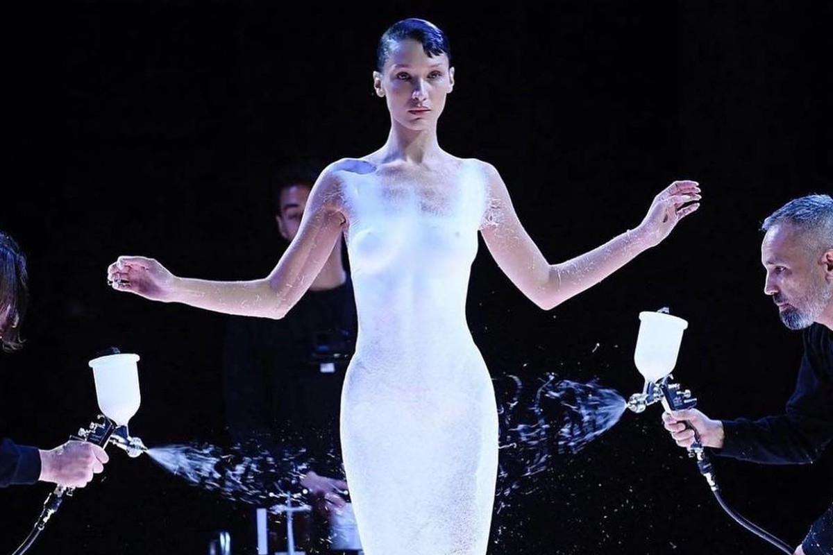 the-technology-behind-bella-hadid’s-spray-on-dress