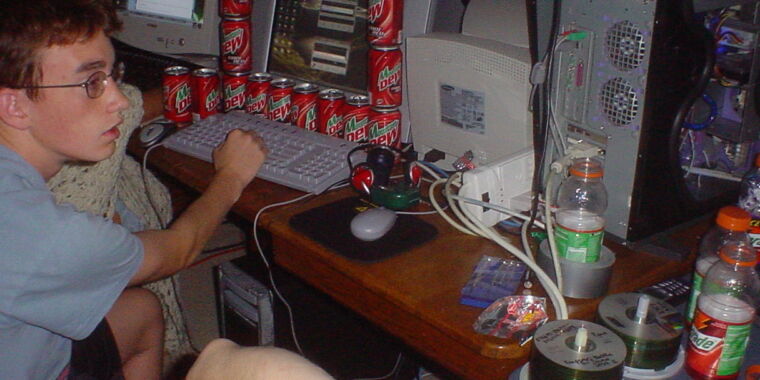 “just-a-bunch-of-idiots-having-fun”–a-photo-history-of-the-lan-party