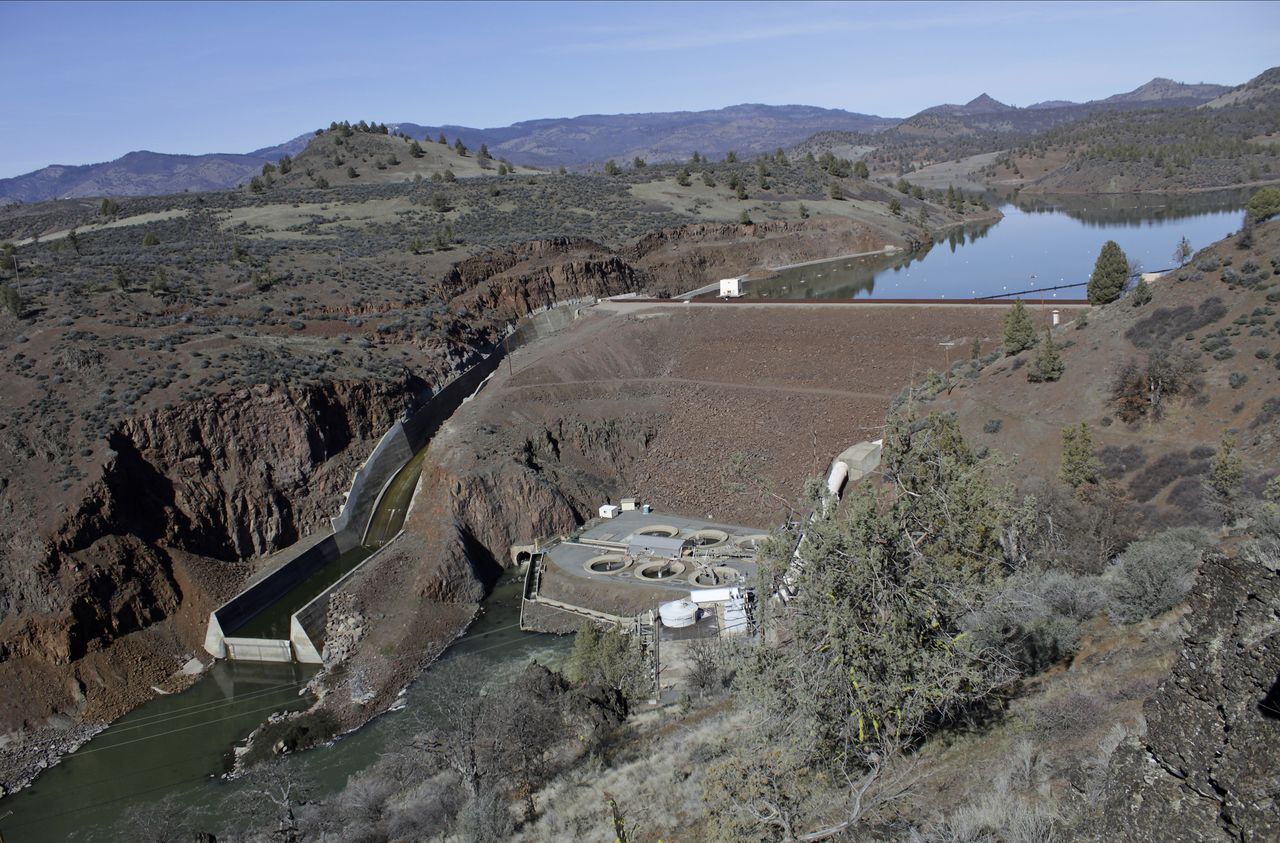 regulators-ok-largest-dam-demolition-in-history-to-restore-salmon-habitat