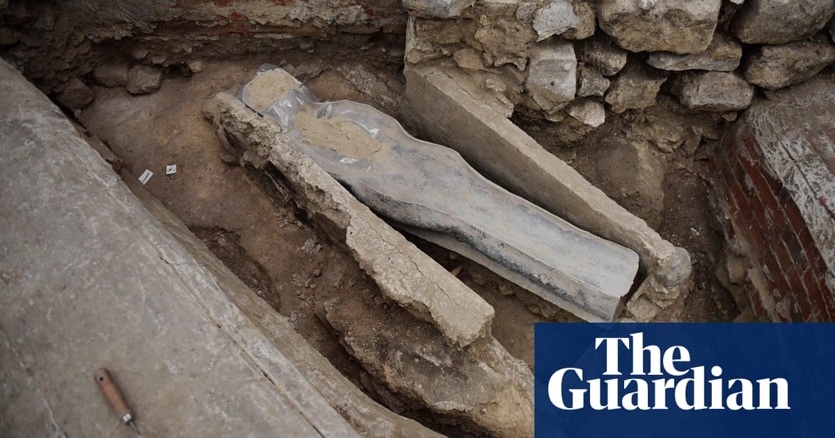 notre-dame’s-uncovered-tombs-start-to-reveal-their-secrets