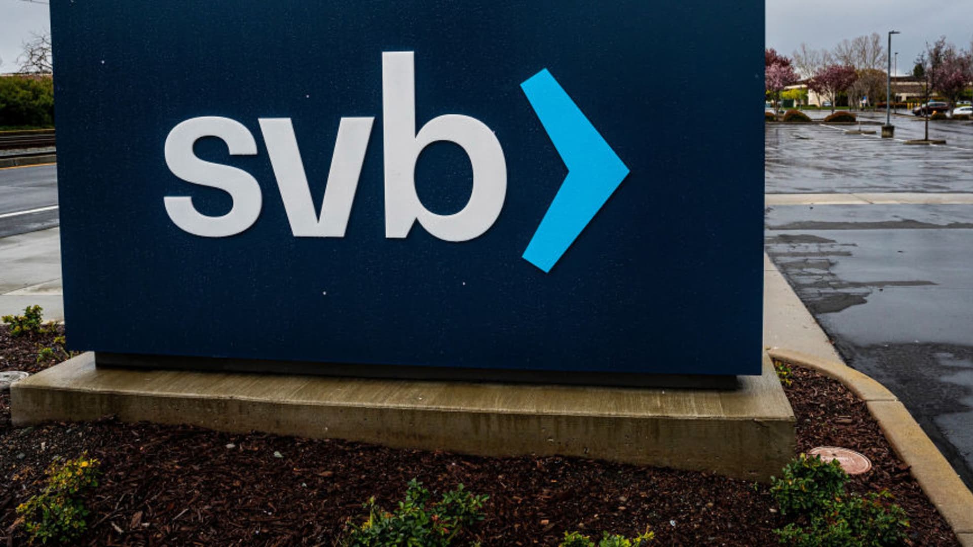 silicon-valley-bank-is-shut-down-by-regulators,-fdic-to-protect-insured-deposits