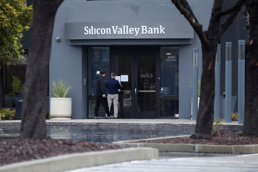 federal-reserve-lent-$300b-in-emergency-funds-to-banks-in-the-past-week