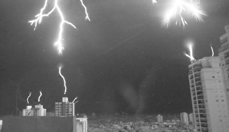 image-obtained-with-high-speed-camera-shows-how-lightning-rods-work