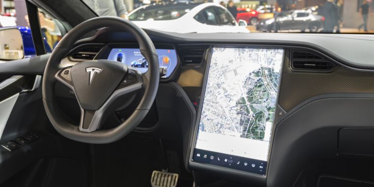 tesla-workers-shared-images-from-car-cameras,-including-“scenes-of-intimacy”