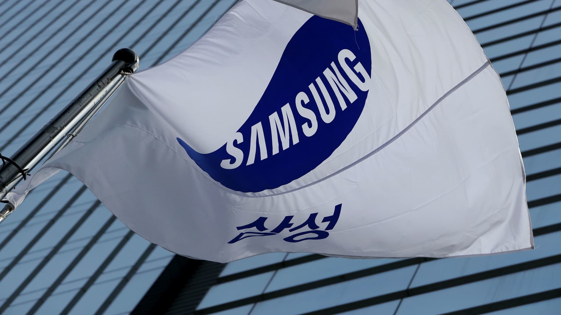 samsung-bans-use-of-ai.-like-chatgpt-for-employees-after-misuse-of-the-chatbot