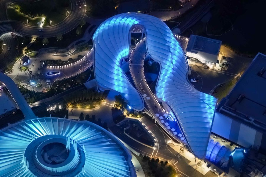 the-mystery-person-who-spies-on-theme-parks-from-the-sky