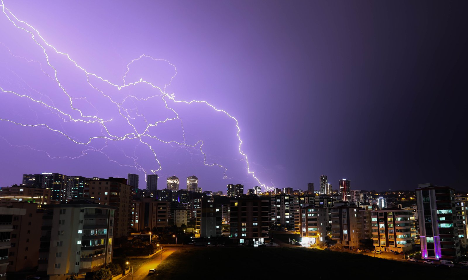 new-device-generates-electricity-from-thin-air
