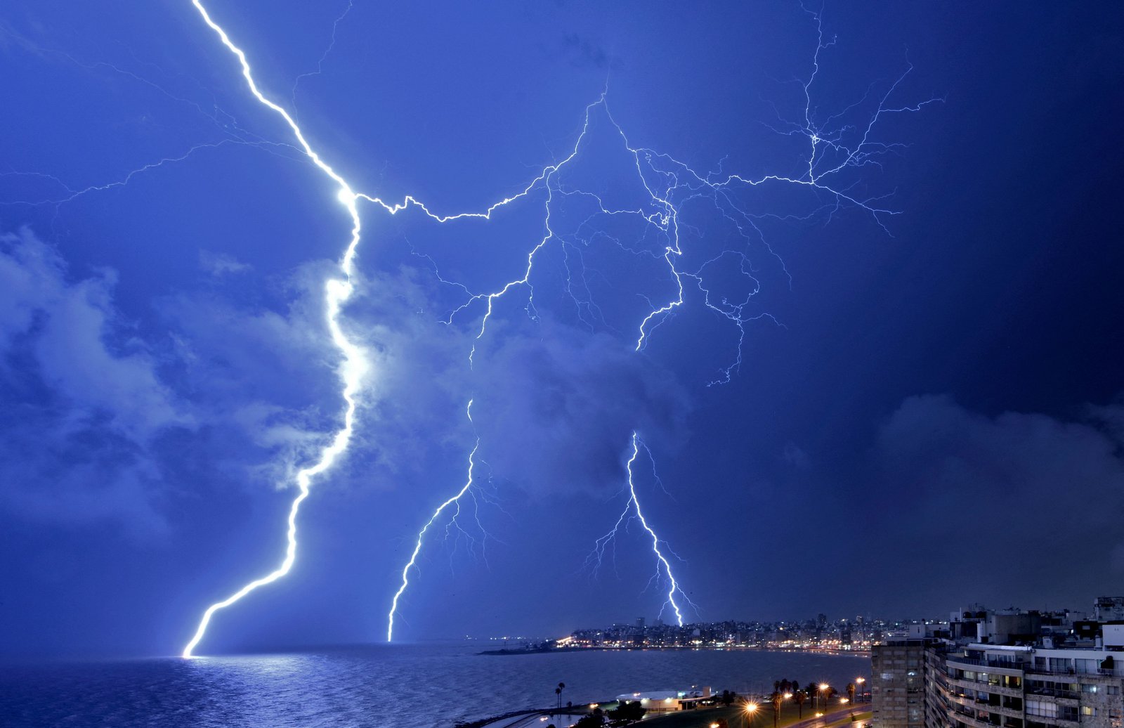 scientists-guide-lightning-bolts-with-lasers-for-the-first-time