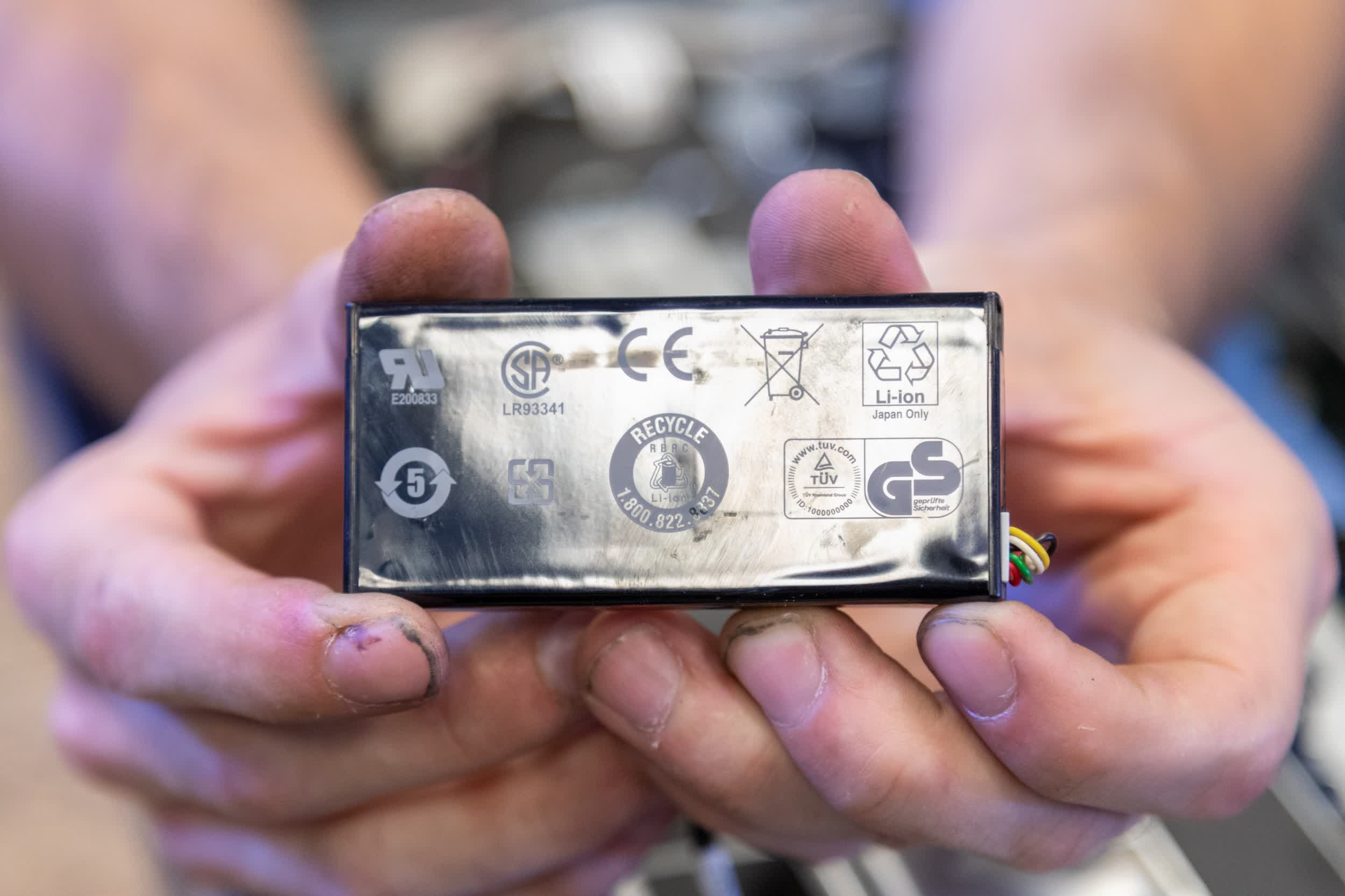 european-union-votes-to-bring-back-replaceable-phone-batteries