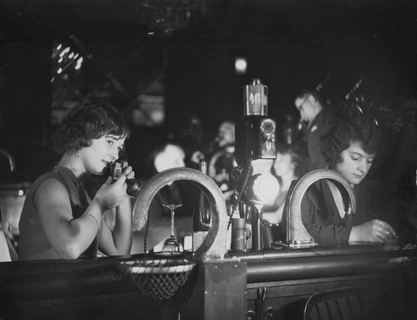 people-in-1920s-berlin-nightclubs-flirted-via-pneumatic-tubes